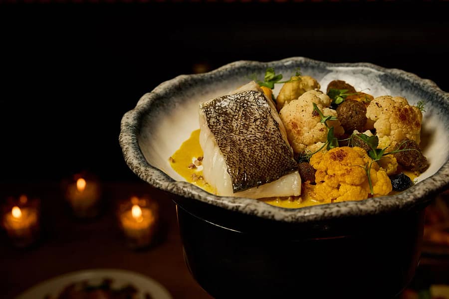 Cabillaud – Restaurant La Belle Quille à Paris 9 Cabillaud avec chou-fleur et émulsion au curry Madras dans un restaurant à Paris 9 – La Belle Quille