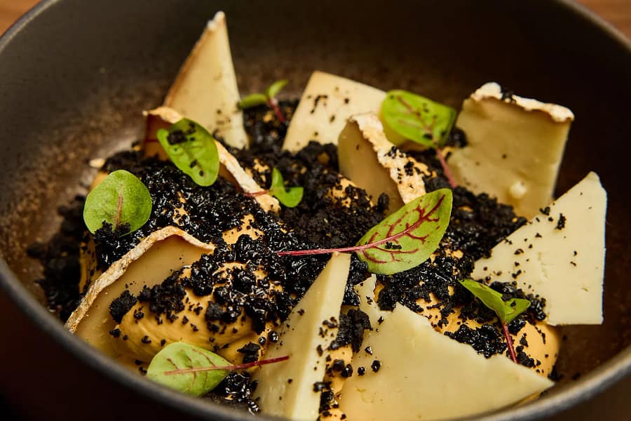 Fromage Corsu Vecchiu – Restaurant La Belle Quille à Paris 9 Fromage corse au lait de brebis avec chutney d’agrumes servi en dessert à Paris 9 – La Belle Quille