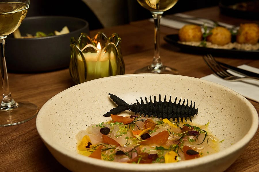 Entrée Daurade – Restaurant La Belle Quille à Paris 9 Entrée de daurade marinée à l’aneth et au combava dans un restaurant à Paris 9 – La Belle Quille