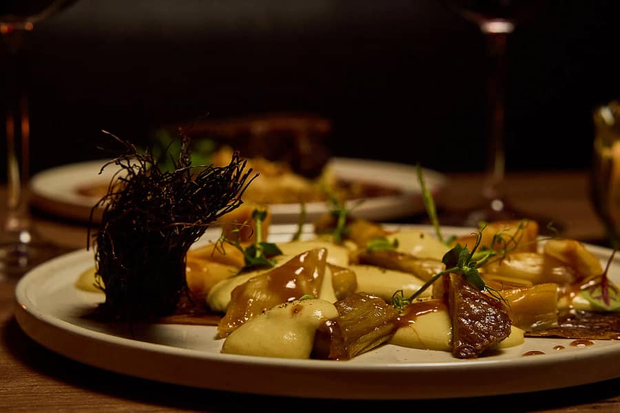 Poireaux – Restaurant La Belle Quille à Paris 9 Plat de poireaux laqués au miso rouge avec espuma de pommes de terre dans un restaurant à Paris 9 – La Belle Quille