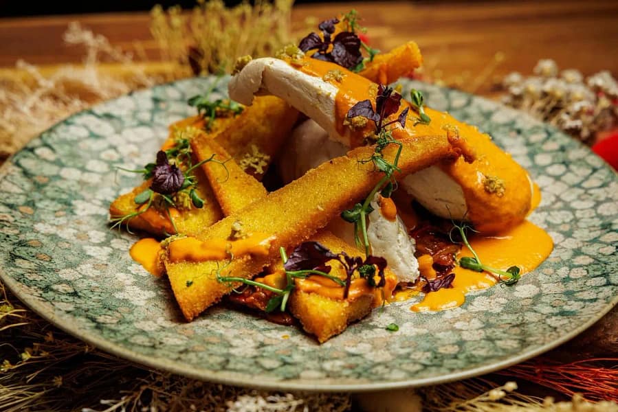 Poulet pané – La Belle Quille Assiette de poulet pané préparée par le chef de La Belle Quille