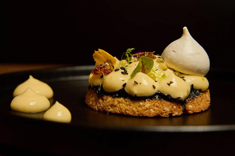 Tartelette citron – Restaurant La Belle Quille à Paris 9 Tartelette citron avec meringue et perles de yuzu dans un restaurant à Paris 9 – La Belle Quille