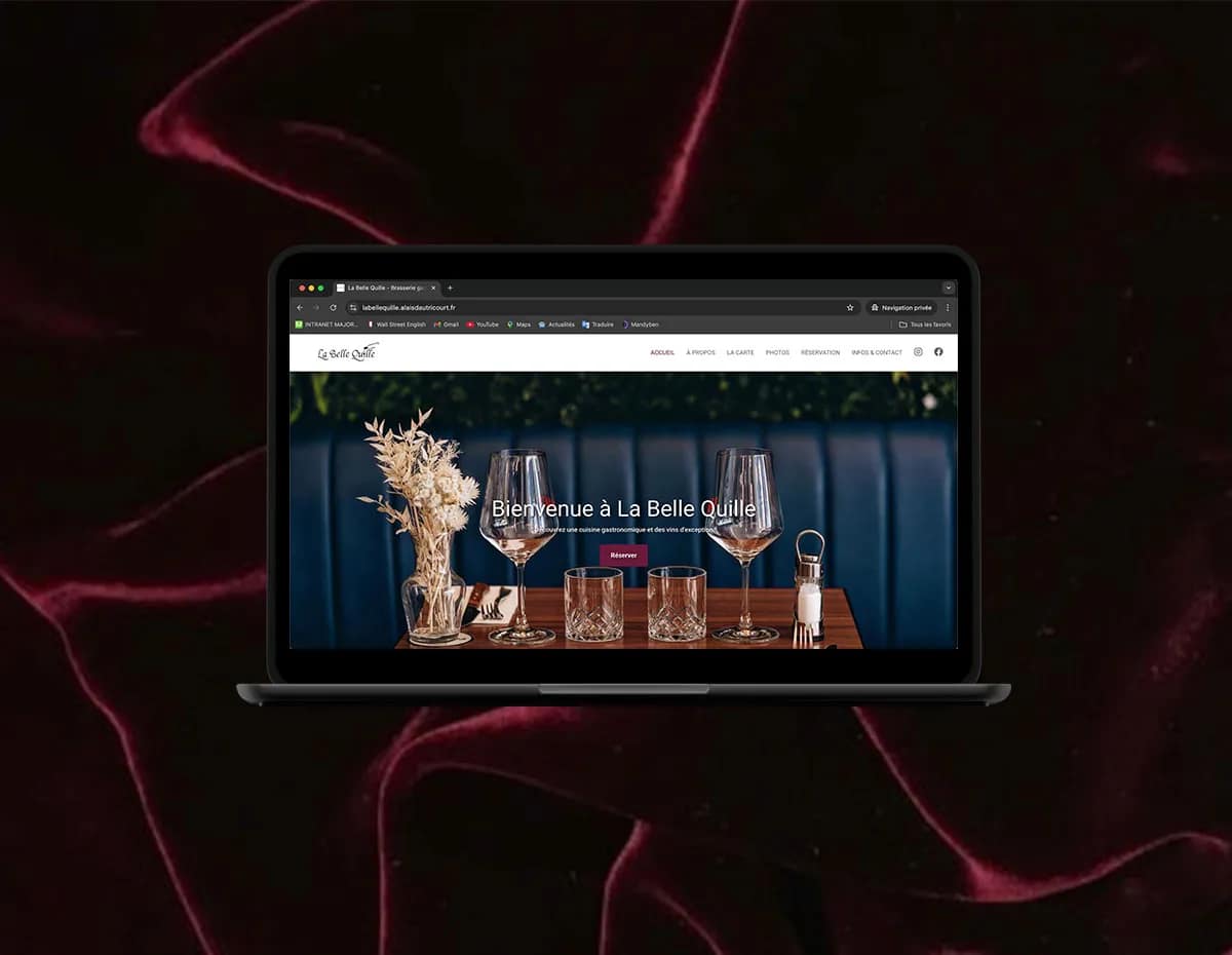Mockup du site internet du restaurant La Belle Quille affiché sur un écran d'ordinateur portable.